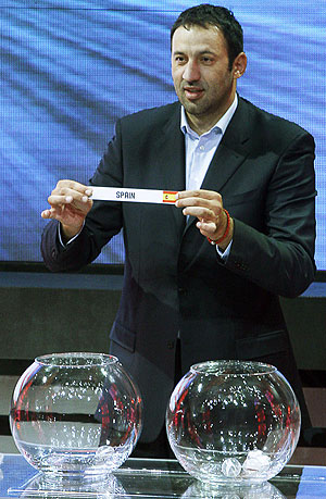 Vlade Divac extrae la bola del España en el sorteo disputado en Varsovia. (Foto: AP) Vlade Divac extrae la bola del España en el sorteo disputado en Varsovia. (Foto: AP)