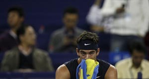 Juan Mart�n Del Potro descansa en un momento de su partido de Shanghai. (Foto: EFE).