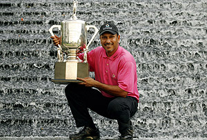 El golfista indio, Milkha Singh posa con el trofeo en Singapur. (Foto: AFP)