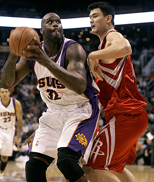 Shaquille O'Neal, en un partido ante Yao Ming. (Foto: AP) Shaquille O'Neal, en un partido ante Yao Ming. (Foto: AP)