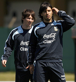 Ag�ero, junto a Messi, en un entrenamiento de la selecci�n argentina. (Foto: REUTERS)