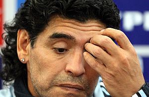 Diego Maradona, durante una rueda de prensa en Glasgow. (Foto: EFE)