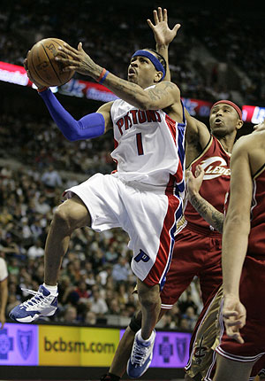 Iverson hace una entrada a canasta en el partido. (Foto: AP)