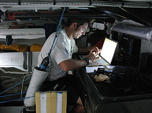 Pepe Ribes actualiza su blog de elmundo.es desde el Telefónica Azul rumbo a La India. (Foto: Gabriele Olivo) Pepe Ribes actualiza su blog de elmundo.es desde el Telefónica Azul rumbo a La India. (Foto: Gabriele Olivo)