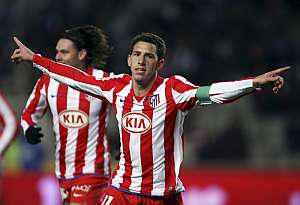 Maxi Rodríguez celebra uno de sus goles. (Foto: EFE)