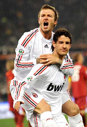 Beckham celebra con Alexandre Pato uno de los tantos milanistas. (Foto: EFE)
