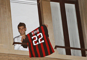 Kaká se asomó a una ventana con la camiseta del Milán para saludar a los cientos de 'tifosi' que acudieron hasta su casa. (Foto: AP) Kaká se asomó a una ventana con la camiseta del Milán para saludar a los cientos de 'tifosi' que acudieron hasta su casa. (Foto: AP)