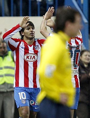 Agüero celebra el 4-3 con Simao. Messi, desesperado. (EFE)