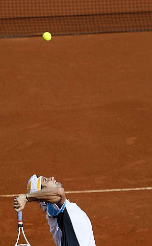 David Ferrer entrenó en una pista adyacente a la principal. (Foto: EFE)