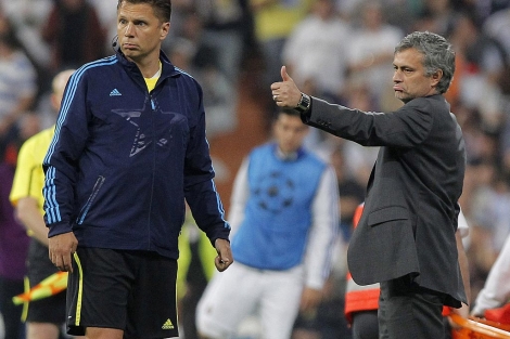 Mourinho, el miércoles, en la zona técnica del Bernabéu. (Foto: Ap) Mourinho, el miércoles, en la zona técnica del Bernabéu. (Foto: Ap)