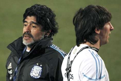 Maradona y Messi durante un entrenamiento con Argentina. | EFE