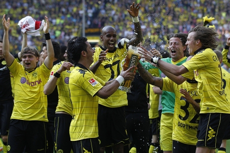 Los jugadores del Dortmund celebran el título tras la victoria ante el Núremberg. | Ap Los jugadores del Dortmund celebran el título tras la victoria ante el Núremberg. | Ap