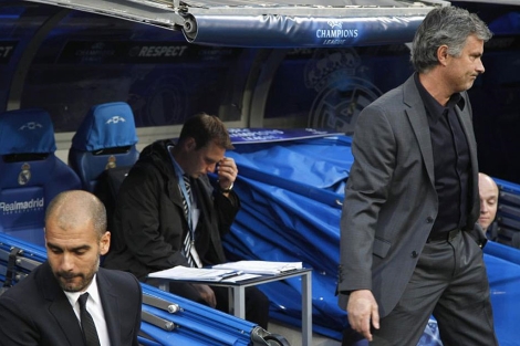 Pep Guardiola y Jose Mourinho, tras saludarse antes del tercer clásico, el pasado miércoles. (EFE)