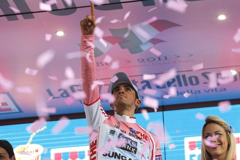 Contador dedica el triunfo a Tondo en el podio de Nevegal. (Foto: Ap)