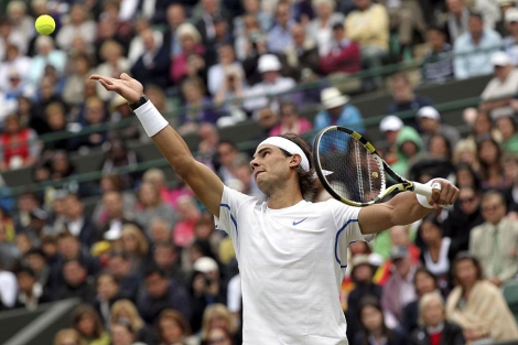 Nadal sirve sobre el luxemburgués Gilles Muller durante su partido de tercera ronda. | Efe