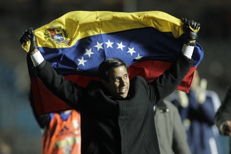 César Farías celebrando el pase de su equipo a semifinales. | AP