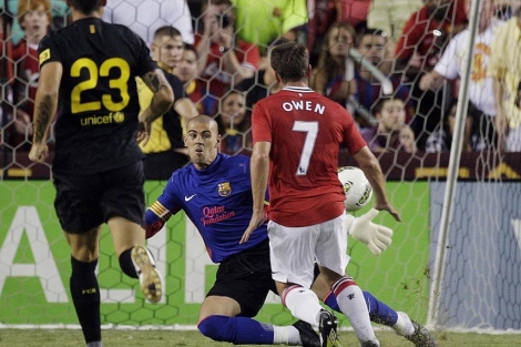 Owen levanta la pelota a Valdés, en la acción del 1-2 del United. (Foto: Reuters)