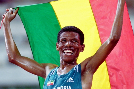 Haile Gebrselassie celebra su victoria en el Mundial de Sevilla'99. | Afp