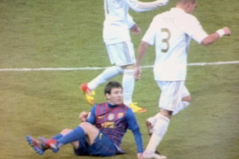 Pepe pisa a Messi en una imagen capturada de televisión.