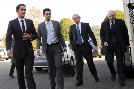 Contador, junto a su hermano y sus abogados, Adam Lewis y Mike Morgan. | Afp