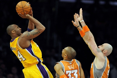 Kobe Bryant trata de anotar ante los Suns. | Efe