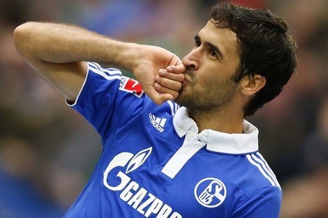 Raúl González celebra un gol con el Schalke. | Reuters