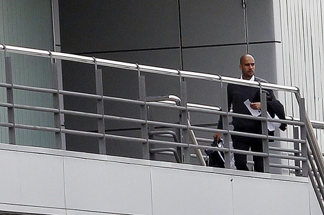 Guardiola, llegando a las oficinas del Camp Nou. | Quique García