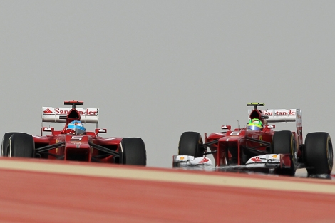 Fernando Alonso y Felipe Massa, durante el pasado GP Bahrein. | Afp