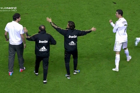 Cristiano Ronaldo hace un corte de mangas a Javi Martínez. | Telemadrid