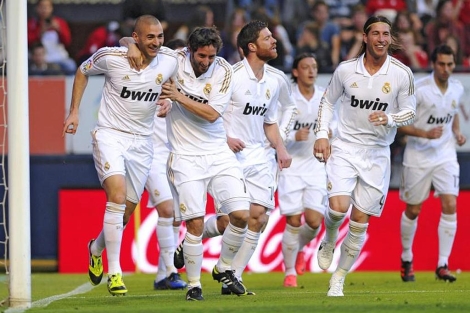 Los jugadores del Madrid celebran el gol de Benzema en Pamplona. (Foto: Afp) Los jugadores del Madrid celebran el gol de Benzema en Pamplona. (Foto: Afp)
