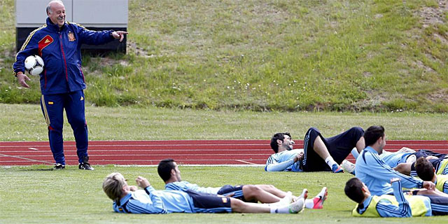 Vicente del Bosque y los seleccionados, durante una sesión de 
entrenamiento. (EFE)