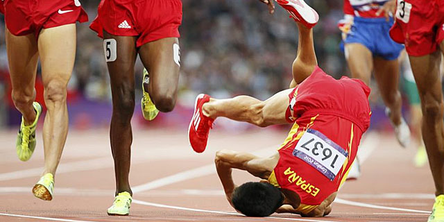 El velocista español Álvaro Rodríguez cae durante la prueba de 1.500 metros |REUTERS