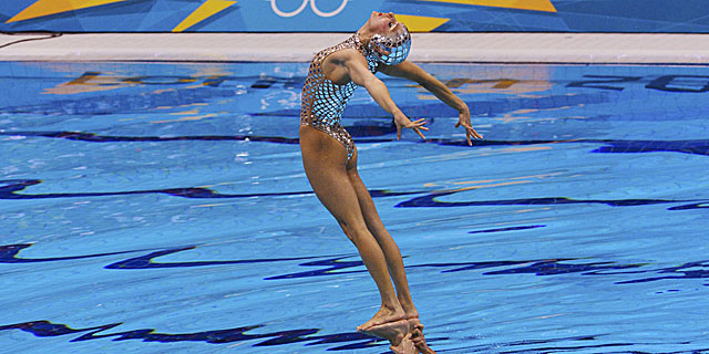 Una de las nadadoras españolas, durante la final por equipos. | Reuters