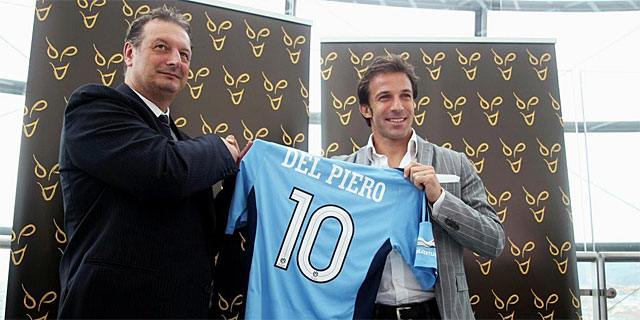 Del Piero (d) posa con el director ejecutivo del Sydney FC, Toni Pignata (i), en Turín. | Afp
