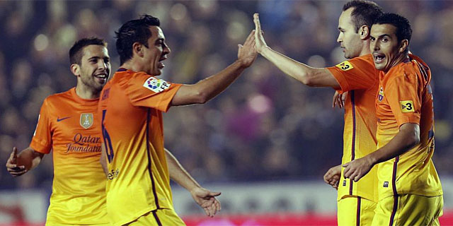 Iniesta, felicitado tras su gol por Xavi, Pedro y Alba. (Foto: Efe)