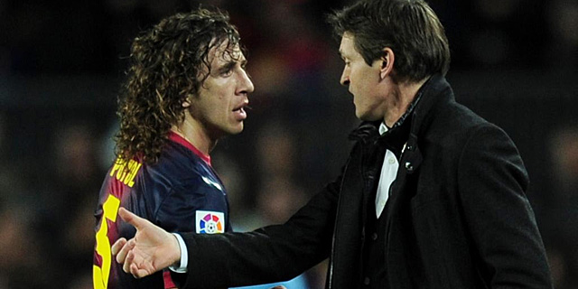 Puyol, recibiendo indicaciones de Vilanova, durante un partido. | Afp