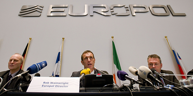 Rob Wainwright, jefe de la Europol, durante la rueda de prensa. | AFP Rob Wainwright, jefe de la Europol, durante la rueda de prensa. | AFP