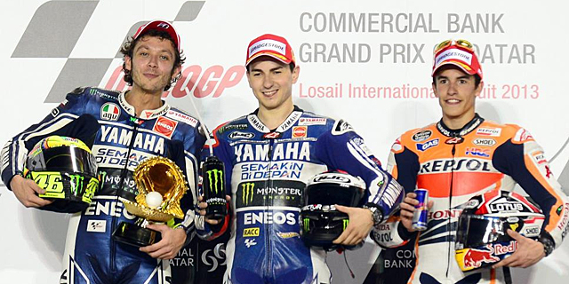 Rossi (izq.), Lorenzo (centro) y Márquez, en el podio de Losail. | Efe
