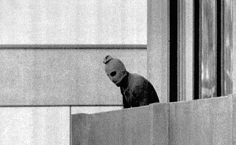 Imagen de un terrorista de 'Septiembre Negro' en los JJOO de 1972. | Reuters