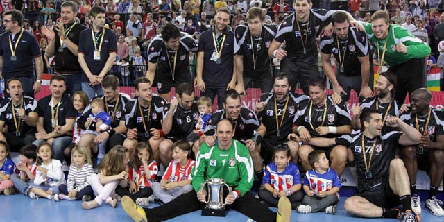 El BM Atlético de Madrid celebra la última Copa del Rey. | MUNDO El BM Atlético de Madrid celebra la última Copa del Rey. | MUNDO