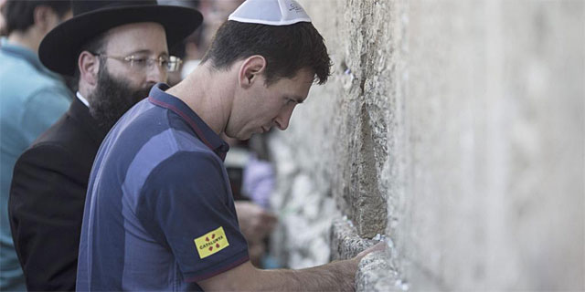 Messi, ante el Muro de las Lamentaciones en Jerusalén, (EFE)