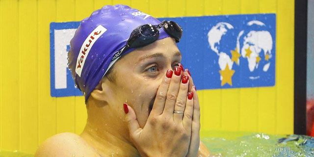 Mireia Belmonte en el momento de conocer que había batido un nuevo récord del mundo. | EFE Mireia Belmonte en el momento de conocer que había batido un nuevo récord del mundo. | EFE