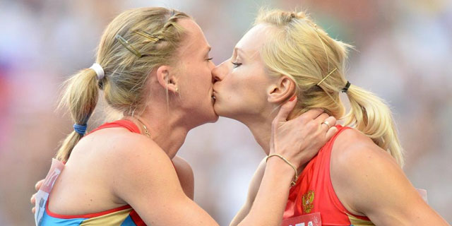 Firova y Ryzhova en el podio del Mundial de Moscú / YURI KADOBNOV