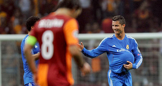 Cristiano, autor de tres goles, se llevó el balón a casa. (EFE)