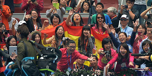 Nadal se marcha de la pista tras la retirada de Berdych. (AFP)