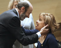 El ministro del Interior, Alfredo P�rez Rubalcaba, saluda a la presidenta de la Asociaci�n para el Estudio de la lesi�n Medular Espinal (AESLEME), Mar Cogollos. Foto: Efe.