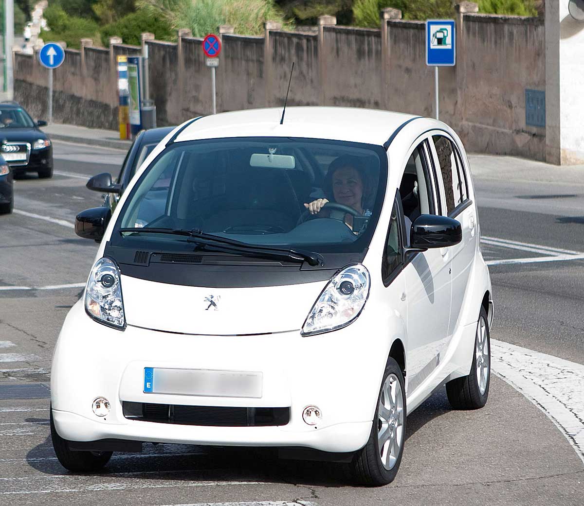 La Reina sobre su coche eléctrico: "Va fenomenal"