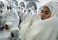 Mujeres musulmanas rezan durante el primer día de Ramadán en una mezquita de Bali, Indonesia. (Foto: Aaron Favila | AP) Mujeres musulmanas rezan durante el primer día de Ramadán en una mezquita de Bali, Indonesia. (Foto: Aaron Favila | AP)