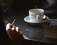 Un hombre fuma un cigarro en el Café Gijón, de Madrid (Foto: J.C.Hidalgo | EFE)