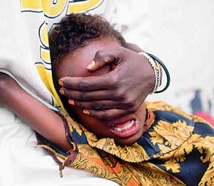 Una niña es sometida a una mutilación genital en Somalia. (Foto: J. M. Bouju)